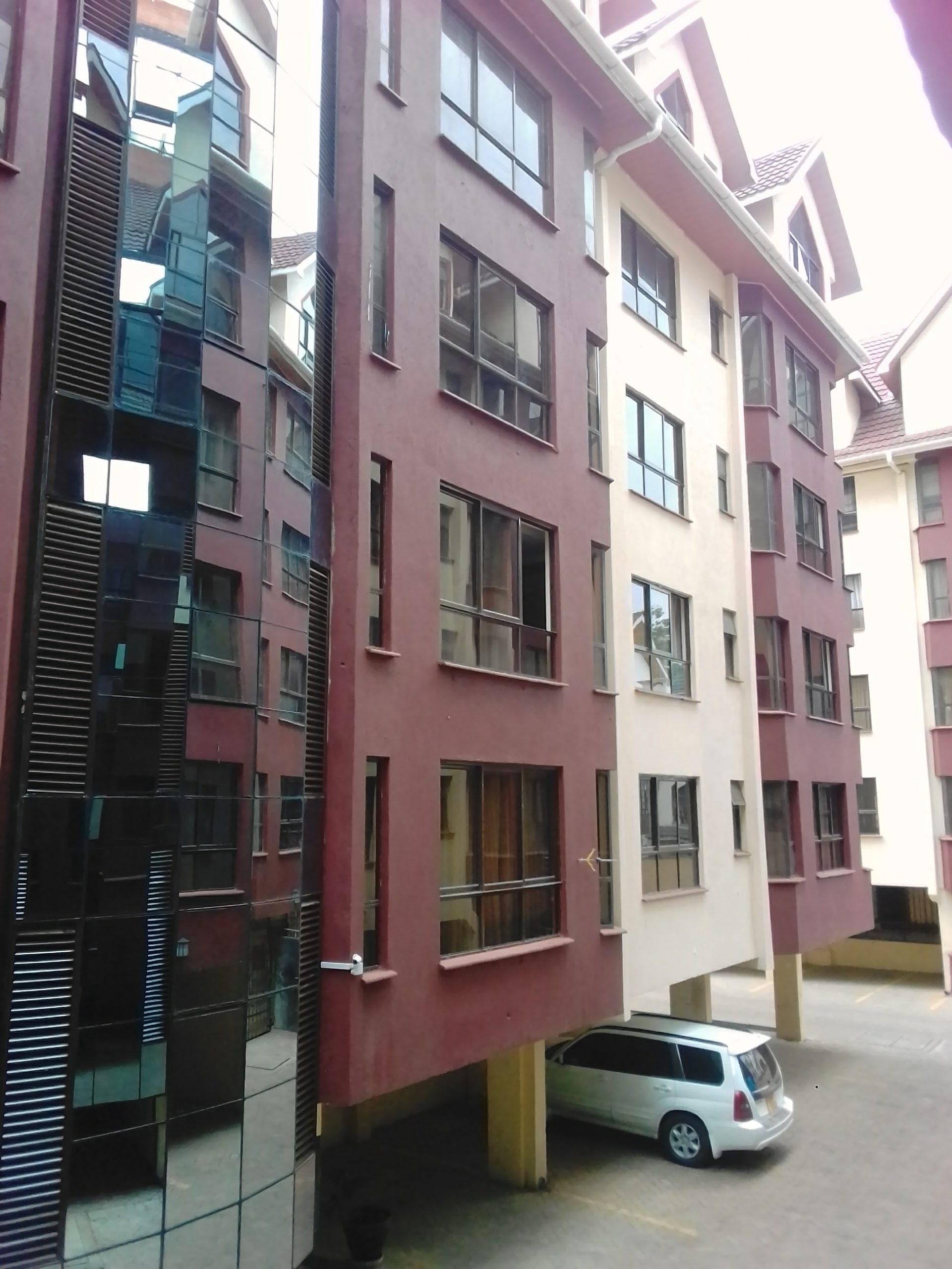 Rent this lovely 2-3 Bd plus Dsq Apartment in Lavington, Nairobi only Ksh.90k per month. 2 Hatheru