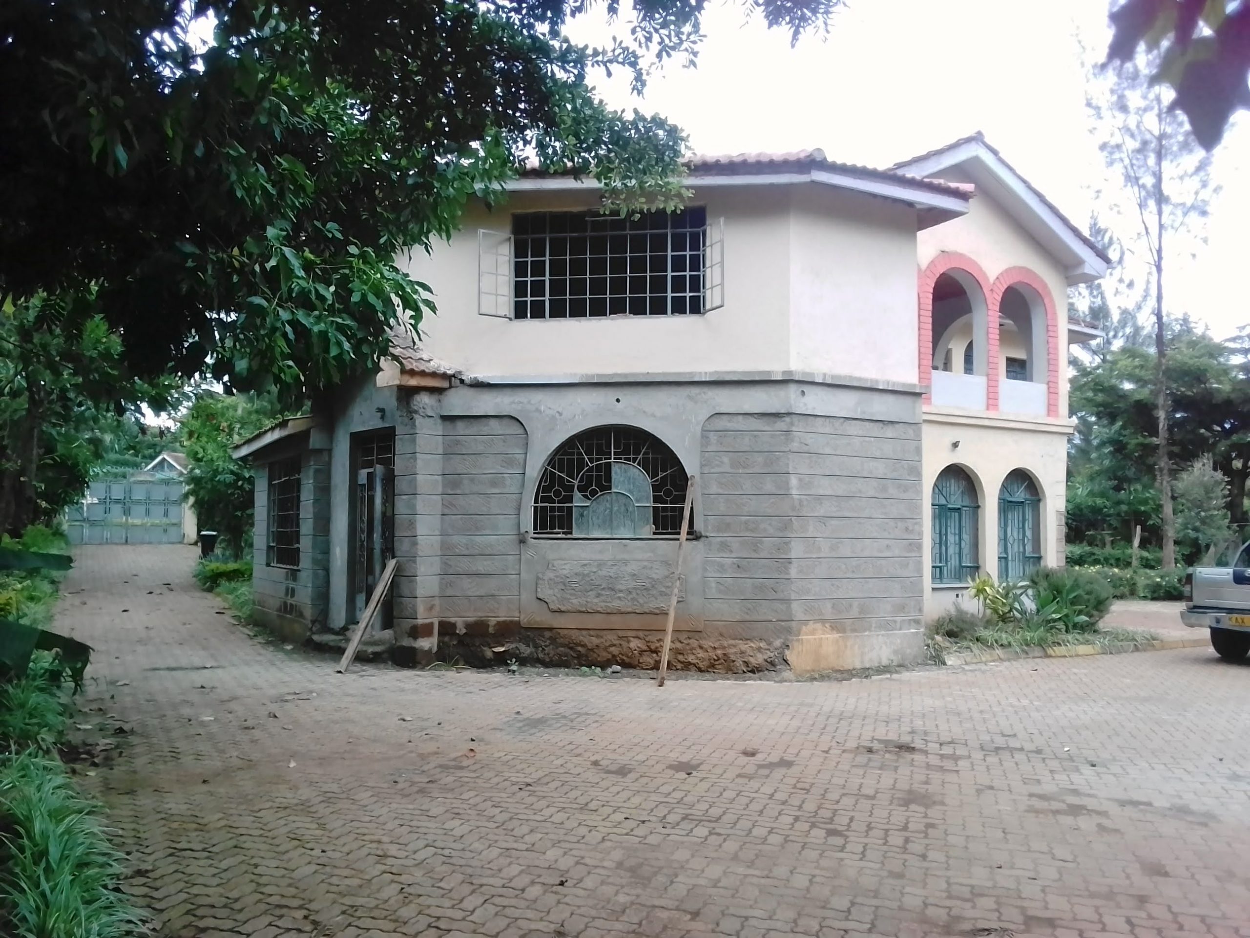 Furnished New Kitisuru 3BR Mansion +Dsq On 0.5 Acre Rent at 250K